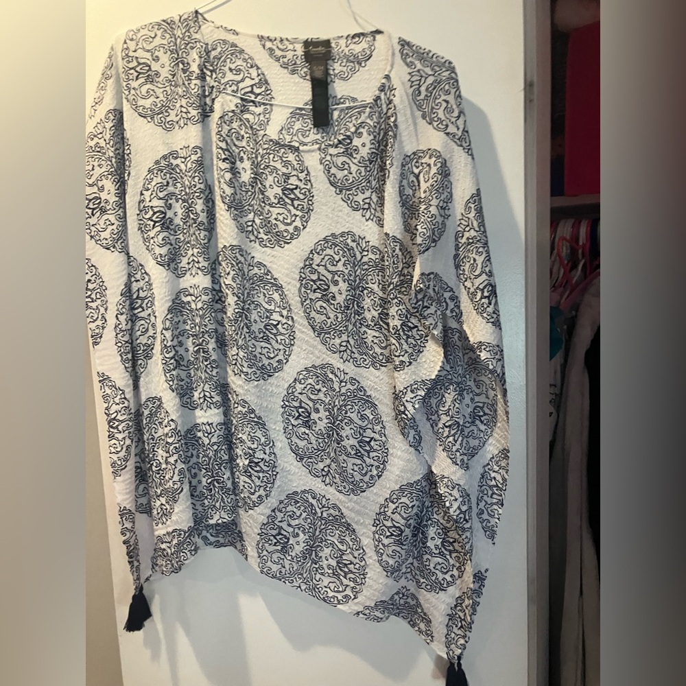 White and Black Patterned Chico’s Top Size S/M Traveler’s Collection